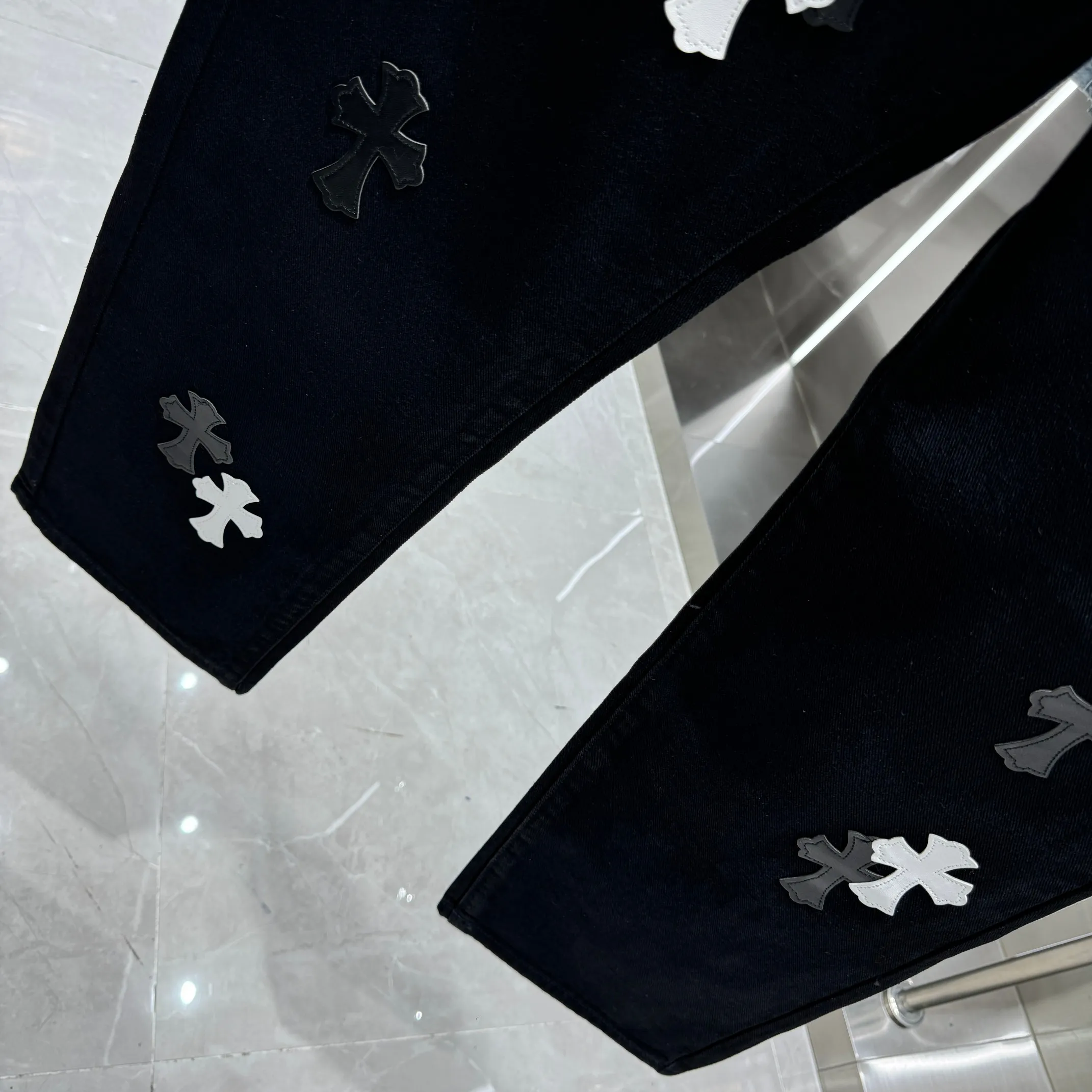 🅿️270 Crow Heart Cross Logo + Printed Logo Jeans 2025 latest product, original goods, washed casual jeans, imported original washed stretch fabric, comfortable and elastic, original hardware accessories decorated with logo, super correct version, extremely high grade, counter quality, fashionable and stylish upper body. The printing uses imported foam printing, customized buttons, YKK zippers. The complete set of accessories is customized by molding. Color: Black Size: S-XXL 28 30 32 34 36 code